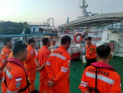 Perahu Kayu Terbalik di Perairan Berakit Bintan