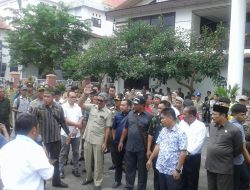 Berikan Dukungan Ke Pansus Hak Angket, Ratusan Massa Serbu Gedung DPRD Banjar