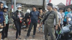 seorang-suami-tega-pukuli-istrinya-di-pinggir-jalan_m_200031