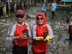 Peringati Hari Bumi Pj Walikota Raja Ariza, Lakukan Penanaman Magrove di Kawasan Bebas Kumu