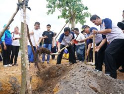 Menjaga Ketersedian Air, Tanam 1000 pohon di Dompak