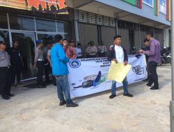 Mahasiswa Demo di Kantor Bawaslu Prov. Kepri, Minta Komisioner Terlibat Gratifikasi Dipecat