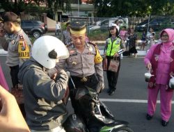 Kapolres Tanjungpinang dibantu Ibu-ibu Bhayangkari Bagikan Ratusan Takjil