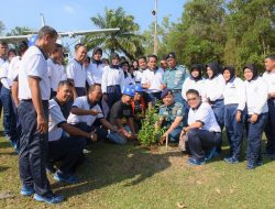 Lakukan Penghijauan Di Lingkungan Mako Lantamal IV dengan Menanam Pohon Jenis Sakura