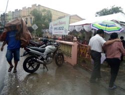 Saat Pilkada Serentak Hujan Guyur Kota Tanjungpinang, Namun Warga Antusias Ke TPS