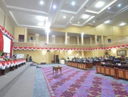 Gubernur Dengarkan Pandangan Fraksi-Fraksi