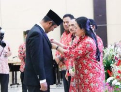 Bupati dan Ketua TP PKK Bintan Terima Lencana Manggala Karya Kencana