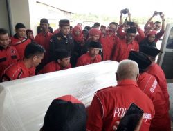 Ratusan Kader PDIP Sambut Jenazah Almarhum Boorman Sirait Di RHF