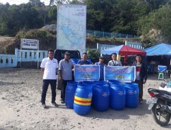 Peduli Akan Kebersihan Danau Toba, Alumni STM HKBP Siantar Bagikan Ratusan Tong Sampah
