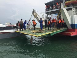 Kapal MV. Satria Pratama Kandas Di Perairan Pulau Hellen Mars Takong Kecil