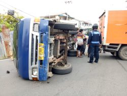 Lori Bermuatan Kaca Terbalik Di Km.2,5 Tanjungpinang, Diduga Kelebihan Muatan