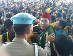 Ratusan Mahasiswa Lakukan Aksi Demo di Halaman Kantor DPRD Provinsi Kepri
