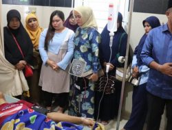 Bupati Bintan kunjungi Oki Saputra yang dirawat di RS
