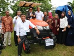 Bupati serahkan Perlengkapan bagi Para Kelompok Petani di Bintan