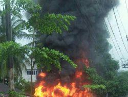 Ditengah Hujan Bengkel Knalpot di Tanjungpinang Dilalap Si Jago Merah