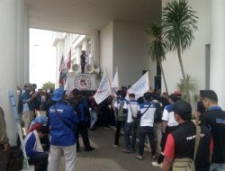 Hari Kedua Demo, Massa Kembali Sampaikan Tuntutannya Kepada Gubernur