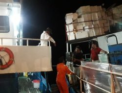 Kapal Pengangkut Logistik Pemilu Kandas di Perairan Pulau Rusa