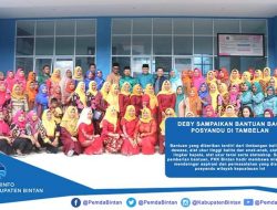 Deby Sampaikan Bantuan Bagi Posyandu di Tambelan