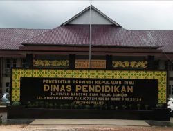 Tim Penyidik KPK Membawa Koper Beriskan Laporan Keuangan Disdik Provinsi Kepri