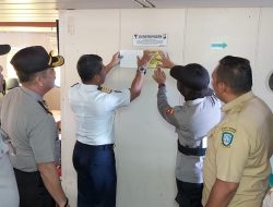Polsek KKP Sri Bintan Pura Tempel Stiker Keselamatan Berlayar