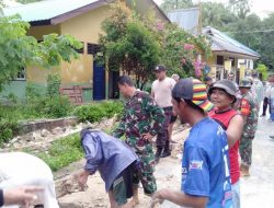 Banjir dan Longsor di Tambelan, Danramil 07/Tambelan dan Anggota Siaga Evakuasi Warga
