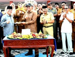 Apri Sujadi Didampingi Wabup Bintan dan Sekda Serahkan DPA APBDes 2020