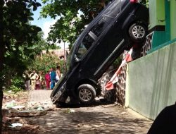 Hendak Parkir, Salah Mengoperasikan Tuas Persneling Mobil Innova Terjun Bebas