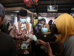 Mengantisipasi Penyebaran virus Covid-19 Syahrul-Rahma Berbagi Masker untuk Warga di Pasar