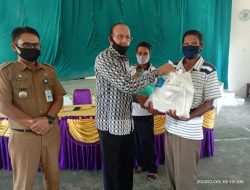 Kunker ke Bunguran Barat, Bupati Natuna Kembali Salurkan Bantuan Sembako dan APD