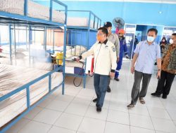 Cegah Penyebaran Covid-19, Pemprov Kepri Semprot Cairan Disinfektan di Rumah Perkampungan
