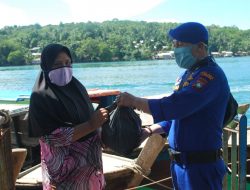 Polres Lingga Bagikan 50 Paket Sembako Kepada Nelayan