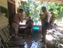 Polsek Dabo Singkep Bagikan Sembako Kepada Warga Terkena Banjir di Bukit Abun