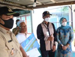 Apri Sujadi Turun ke Rumah Warga Bagikan BLT Tahap Kedua