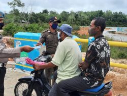 Polsek Singkep Barat Bagikan Masker Ke Masyarakat