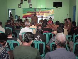 Kunjungi Desa Belungkur, Wakil Bupati Lingga Serahkan Pas Kecil Nelayan Beserta BPJS