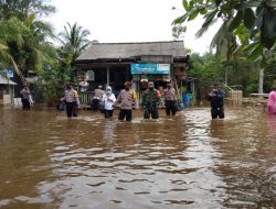 Peduli Terhadap Warga Yang Kena Bencana Alam, Polsek Singkep Barat Dirikan Dapur Umum