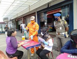 Satpol PP dan BPBD Tanjungpinang Bagikan Masker Kepada Masyarakat