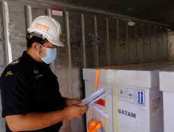 Sebanyak 122.400 dosis vaksin AstraZaneca dari Singapura Datang , Bea Cukai Batam langsung percepat layanan Impor