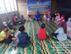 Anggota Satpolairud Polres Karimun, Usai Dinas Luangkan Waktu untuk Mengajar Menulis dan Membaca Al-Quran kepada Anak-anak
