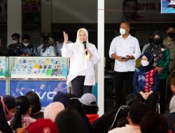 Wagub Marlin Serahkan Bantuan Minyak Goreng