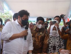 Airlangga Hartarto Bersama Roby Tinjau Operasi Pasar Barek Motor
