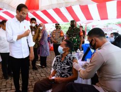 Presiden Jokowi Tinjau Vaksinasi Booster bagi Lansia dan Anak-Anak di Kabupaten Bintan