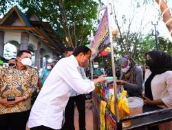 Didampingi Gubernur Ansar, Presiden Jokowi Beri Bantuan Bagi Para Pedagang di Taman Batu 10 Tanjungpinang