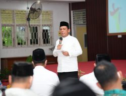 Gubernur Ansar Serahkan Bantuan Hibah Rumah Ibadah se Kota Batam