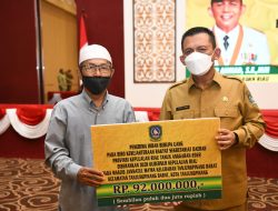 Gubernur Ansar Serahkan Bantuan Hibah Rumah Ibadah dan Organisasi Islam se Tanjungpinang