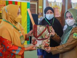 Dukung Pelatihan Tudung Manto, Bupati Lingga Muhammad Nizar  Targetkan 100 Pengrajin Baru