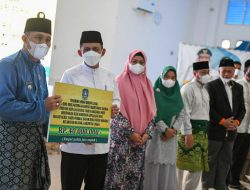 Safari Ramadhan, Gubernur Ansar Serahkan Bantuan Hibah Keagaaman & SK PTK Non ASN di Kabupaten Lingga