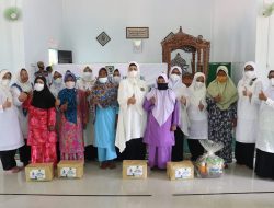 Ketua BKMT Provinsi Kepri Serahkan 200 Paket Sembako Until Kaum Dhuafa di Desa Penaga