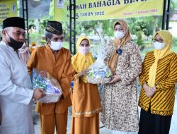 Dewi Ansar Kembali Serahkan Bantuan Bagi Lansia Rumah Bahagia Bintan