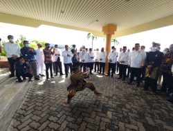 Gubernur Ansar Sambut Kedatangan Menko Perekonomian RI Airlangga Hartarto di Bandara Hang Nadim Batam
